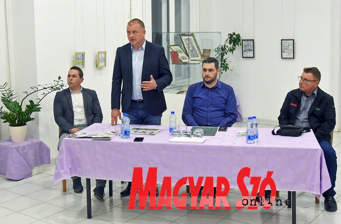 Juhász Attilával, a mezőgazdasági minisztérium államtitkárával, Újvári Zsombor köztársasági parlamenti képviselővel és Ótott Róberttel, a tartományi mezőgazdasági titkárság titkárhelyettesével Varga Attila beszélgetett (Gergely Árpád felvétele) Juhász Attilával, a mezőgazdasági minisztérium államtitkárával, Újvári Zsombor köztársasági parlamenti képviselővel és Ótott Róberttel, a tartományi mezőgazdasági titkárság titkárhelyettesével Varga Attila beszélgetett (Gergely Árpád felvétele)
