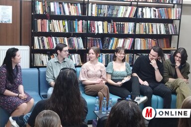 Az adai Volford Éva (balról a harmadik) ismerteti a művét (Fotó: Gecse Attila)