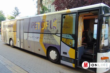 A Petőfi-busz Nagykikindán a Fejős Klára Általános Iskola előtti téren parkolt le (Vidács Hajnalka felvétele)
