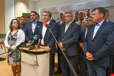 Forró Krisztián, a Szövetség elnöke beszél az eredményváró végén a párt pozsonyi központjában, vasárnap hajnalban (MTI)