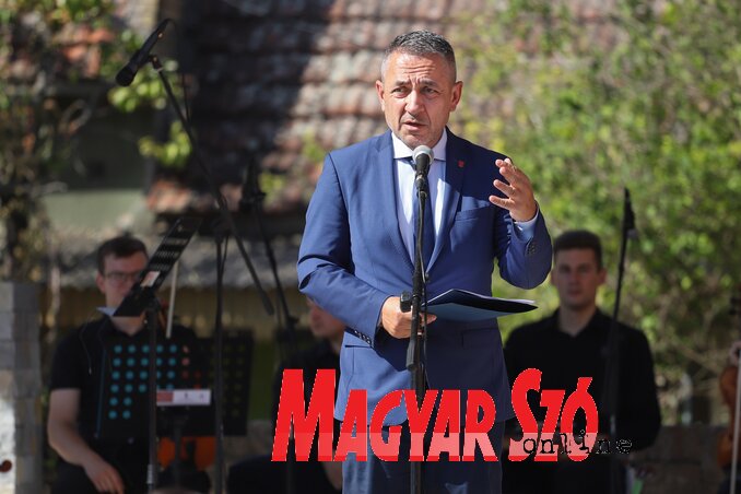 Potápi Árpád János köszöntőbeszédet mond (Lakatos János felvétele) Potápi Árpád János köszöntőbeszédet mond (Lakatos János felvétele)