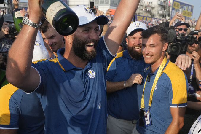 Ünnepelnek az európaiak, Jon Rahm kezében már ott a pezsgő (Fotó: Beta/AP) Ünnepelnek az európaiak, Jon Rahm kezében már ott a pezsgő (Fotó: Beta/AP)