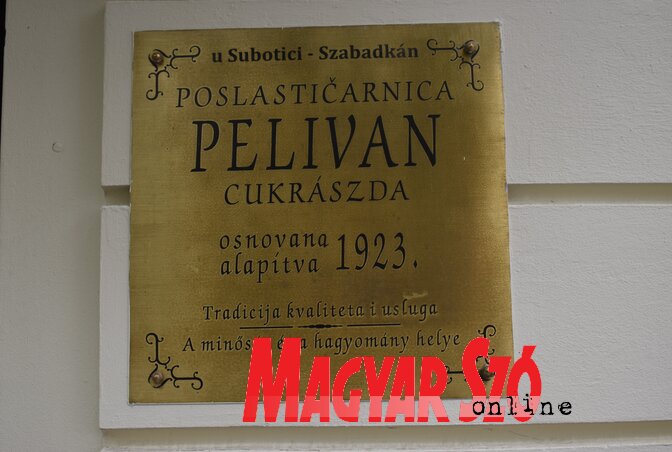 A kétnyelvű cégtáblán is jól látható a Pelivan alapításának az éve