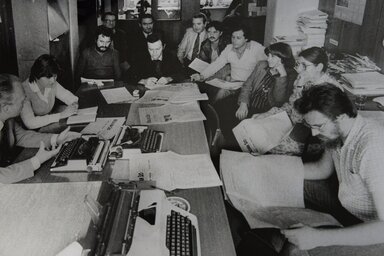 Évtizedekkel ezelőtt a Magyar Szó szerkesztőségében: Németh Zoltán (jobbról az első), mellette Pilcz Klára, Papp Eta, Gyarmati József, Csorba Zoltán. Elöl ülnek: Papp Imre, Fazekas András, (