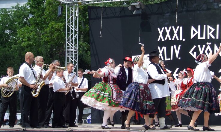 A fúvószenekar tagjai a táncosokat is rendszeresen kísérik a különféle fellépéseken (Gellér Ágnes felvétele) A fúvószenekar tagjai a táncosokat is rendszeresen kísérik a különféle fellépéseken (Gellér Ágnes felvétele)