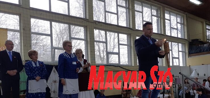 Fremond Árpád, a Magyar Nemzeti Tanács elnöke köszöntőbeszéde után meggyújtotta az idei Préló fáklyáját (Fotó: Kazinczy Paszterkó Diana) Fremond Árpád, a Magyar Nemzeti Tanács elnöke köszöntőbeszéde után meggyújtotta az idei Préló fáklyáját (Fotó: Kazinczy Paszterkó Diana)