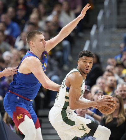 Az elmúlt négy szezon MVP-je: Jokić fogja Antetokounmpót (Fotó: Beta/AP) Az elmúlt négy szezon MVP-je: Jokić fogja Antetokounmpót (Fotó: Beta/AP)