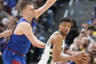 Az elmúlt négy szezon MVP-je: Jokić fogja Antetokounmpót (Fotó: Beta/AP)