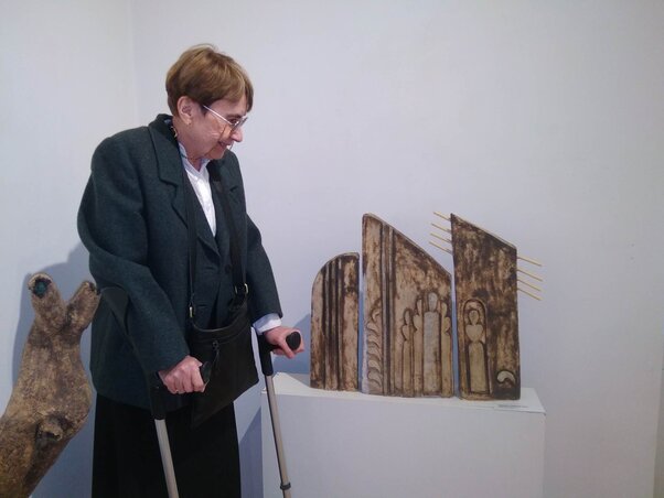 emes Fekete Edit A kékszakállú herceg vára című alkotásával (Fotó: Ninkov K. Olga) emes Fekete Edit A kékszakállú herceg vára című alkotásával (Fotó: Ninkov K. Olga)