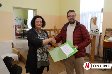 Juhász Bálint átadja a támogatási szerződést (Lakatos János felvétele)