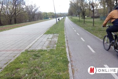 Délutánra már csak a tőből kitört, öntöttfém-elemek utaltak arra, hogy korábban itt pad állt (Fotó: Szeli Balázs felvétele)