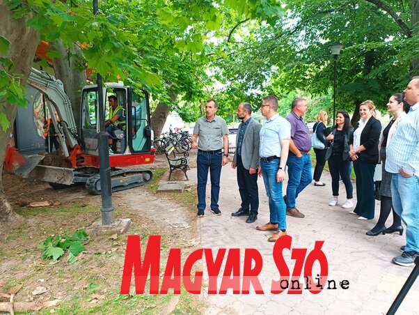 A Bácskossuthfalva központjában zajló munkálatokat megtekintette a községi önkormányzat küldöttsége a helyi közösség képviselőivel (Kazinczy Paszterkó Diana felvételei) A Bácskossuthfalva központjában zajló munkálatokat megtekintette a községi önkormányzat küldöttsége a helyi közösség képviselőivel (Kazinczy Paszterkó Diana felvételei)