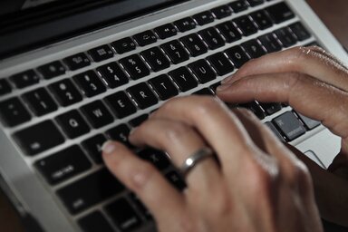 Az érintettek az ePorezi portálon ellenőrizhetik az előre kitöltött elektronikus űrlapon szereplő adatokat (Fotó: Beta/AP)