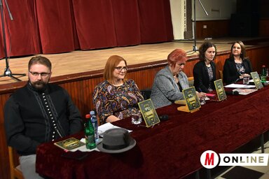 Resócki Rolland, Berényi Emőke, Tóth Lívia, R. Vázsonyi Csilla Szőregi Márta moderátorral együtt ismertette a kötetet (Gergely József felvétele)