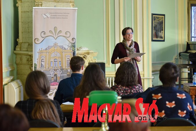 Kozma Adrienn, a könyvtár igazgatója köszönti a megjelenteket (Fotó: Molnár Edvárd) Kozma Adrienn, a könyvtár igazgatója köszönti a megjelenteket (Fotó: Molnár Edvárd)