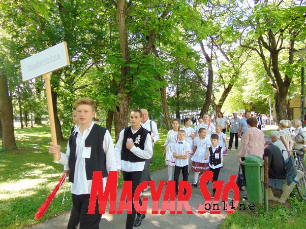 Az Ürményházai Közművelődés Egyesület csapata a szemlét megelőző felvonuláson (Vidács Hajnalka felvételei) Az Ürményházai Közművelődés Egyesület csapata a szemlét megelőző felvonuláson (Vidács Hajnalka felvételei)