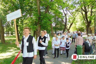 Az Ürményházai Közművelődés Egyesület csapata a szemlét megelőző felvonuláson (Vidács Hajnalka felvételei)