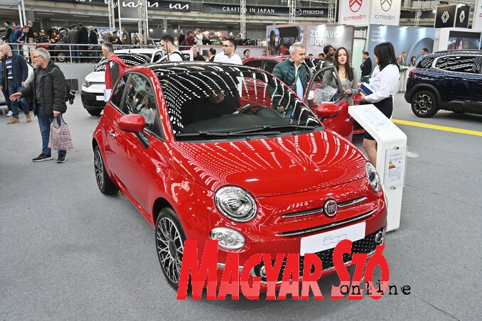 A kiállítás egyik „olcsóbb” darabja: Fiat 500-as nagyjából 16 ezerért, az Abarth verzió ára már 25 ezer (Fotó: Ótos András)