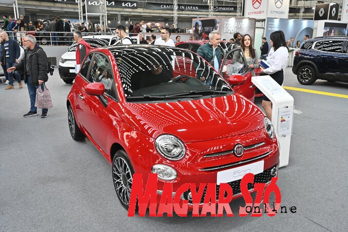 A kiállítás egyik „olcsóbb” darabja: Fiat 500-as nagyjából 16 ezerért, az Abarth verzió ára már 25 ezer (Fotó: Ótos András) A kiállítás egyik „olcsóbb” darabja: Fiat 500-as nagyjából 16 ezerért, az Abarth verzió ára már 25 ezer (Fotó: Ótos András)