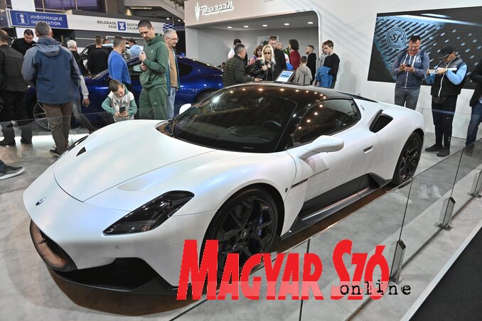 Maserati MC20, az árcédulán 275 ezer euró állt, állítólag eladták. Vajon leengedtek az árából egy szabadkai, kétszobás lakás árának megfelelő összeget? (Fotó: Ótos András) Maserati MC20, az árcédulán 275 ezer euró állt, állítólag eladták. Vajon leengedtek az árából egy szabadkai, kétszobás lakás árának megfelelő összeget? (Fotó: Ótos András)