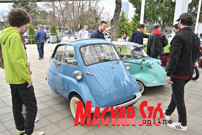 A német autóipar két klasszikus darabja: BMW Izetta és egy mini Messerschmitt (Fotó: Ótos András) A német autóipar két klasszikus darabja: BMW Izetta és egy mini Messerschmitt (Fotó: Ótos András)