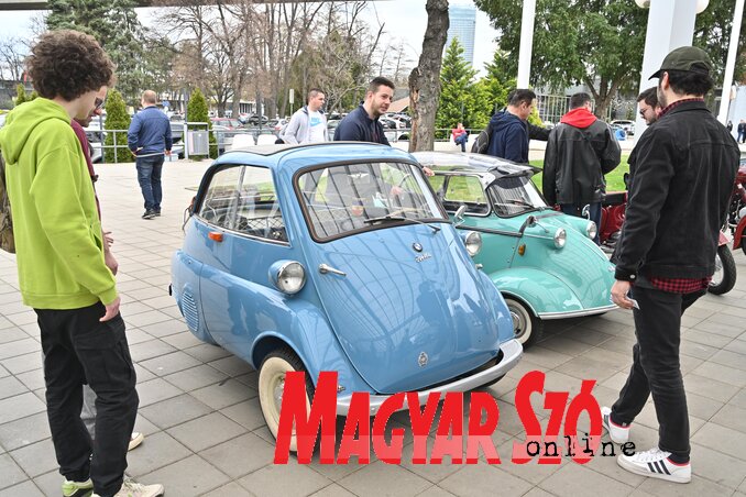 A német autóipar két klasszikus darabja: BMW Izetta és egy mini Messerschmitt (Fotó: Ótos András)