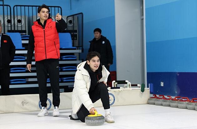 A Liu fivérek több csapatépítő programban is részt vettek új egyesületüknél, többek között kipróbálták a curlinget is (Fotó: Getty Images)