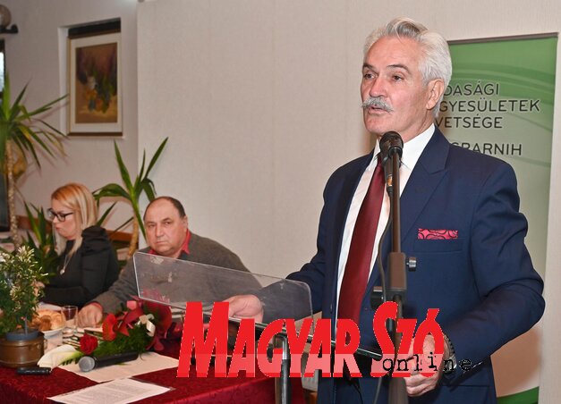 A magyar Agrárminisztérium támogatásának jelentőségét a közgyűlés elején Nagy Miklós, a Vajdasági Agráregyesületek Szövetségének elnöke is megerősítette (Ótos András felvétele) A magyar Agrárminisztérium támogatásának jelentőségét a közgyűlés elején Nagy Miklós, a Vajdasági Agráregyesületek Szövetségének elnöke is megerősítette (Ótos András felvétele)