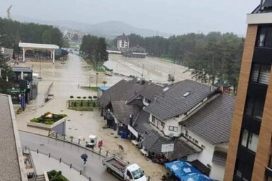 A közösségi portálokon nagyban terjednek a Zlatiboron frissen készült felvételek, melyek tanúsága szerint ennek a népszerű hegyi üdülőnek egyes részei is víz alatt vannak. Az itt közölt felv