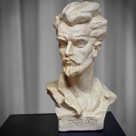 Almási Gábor szobra Vörös Anna magyarkanizsai könyvtáros tulajdonában van (Fotó: Puskás Károly) Almási Gábor szobra Vörös Anna magyarkanizsai könyvtáros tulajdonában van (Fotó: Puskás Károly)