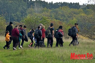 Egy kisebb menekültcsoport a Makkhetes erdő tisztásán a szabadkai befogadóközpont felé tart (Fotó: Gergely József)