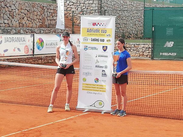 Lana Virc (jobbról kékben) a tornagyőztesnek járó serleggel Lana Virc (jobbról kékben) a tornagyőztesnek járó serleggel