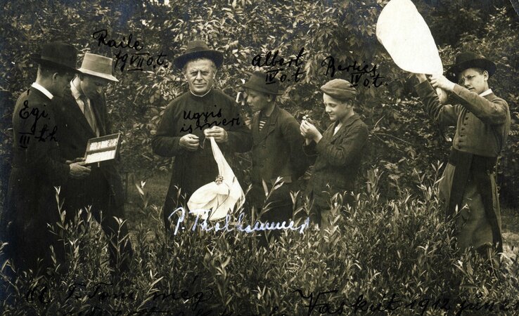 Természetismeret átadása – Thalhammer János jezsuita szerzetes és növendékei 1912-ben (Forrás: Fortepan/Jezsuita Levéltár) Természetismeret átadása – Thalhammer János jezsuita szerzetes és növendékei 1912-ben (Forrás: Fortepan/Jezsuita Levéltár)