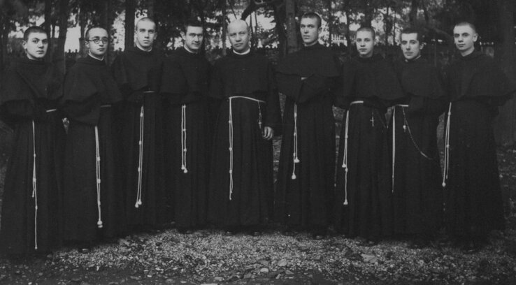 Minorita szerzetesek 1935-ben Marosvásárhelyen (Levelezőlap, magántulajdonban)