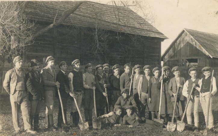 Minoriták által működtetett gazdasági iskola tanulói Kézdivásárhelyen 1940-ben (Forrás: CsNM és Székely Tájház)