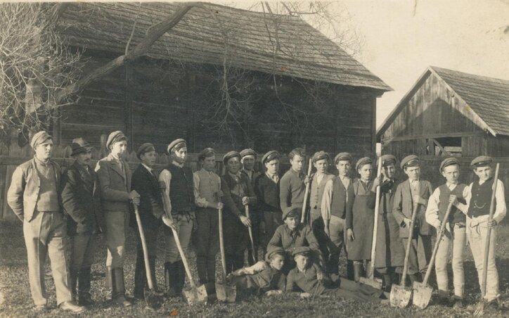 Minoriták által működtetett gazdasági iskola tanulói Kézdivásárhelyen 1940-ben (Forrás: CsNM és Székely Tájház) Minoriták által működtetett gazdasági iskola tanulói Kézdivásárhelyen 1940-ben (Forrás: CsNM és Székely Tájház)