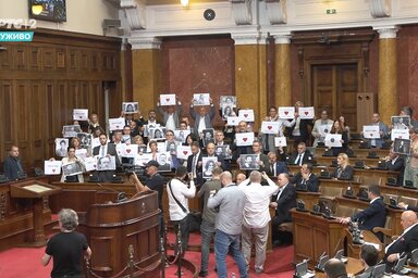 Az ellenzéki képviselők transzparenseket tartottak fel a koszovói szerbek, és azon színészeknek a pártfogásaként, akik az ellenzéki tüntetést támogatják, s emiatt a hatalmi párt politikusain