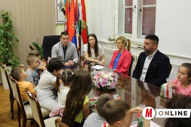 Ovisok látogatása a polgármesteri hivatalban (Fotó: Paraczky László)