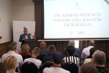Potápi Árpád János köszöntőbeszédét tartja (Fotó: MTI)