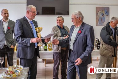 Bíró Nándor átveszi Lackovics Károlytól a vörösbor kategória legjobb italáért járó elismerést (Ágoston Péter felvétele)