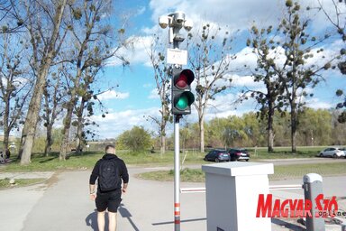 Az egyetemi város másik felén, a Bölcsészettudományi Kar előtti parkban jogos a sorompó. Csak az egyetem alkalmazottjai parkolhatnak itt, miután kivágták a nyárfákat, és parkolóhelyeket jelö