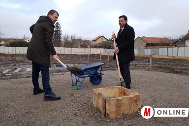 A tartományi kormány elnöke és Törökbecse község polgármestere az új fürdő januári alapkőletételénél (Kancsár Izabella felvétele)