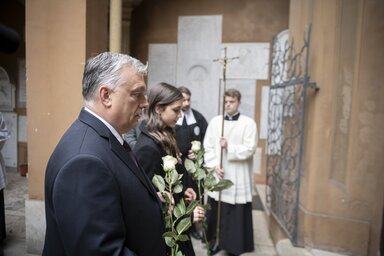 Orbán Viktor lerója kegyeletét a ravatalnál (Fotó: MTI)
