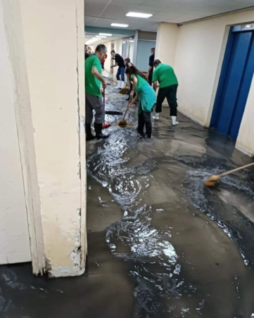 A kragujevaci Klinikai Központ alagsori termeit sem kímélte az áradás (Fotó: Facebook)