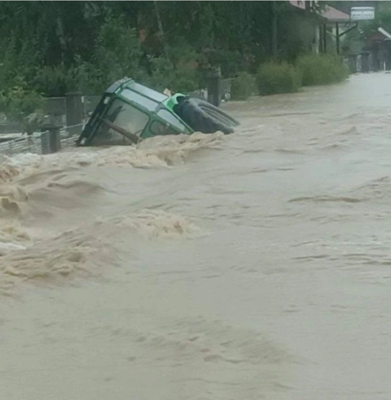 Az Aranđelovac melletti Venčane faluban utcák, kertek, házak kerültek víz alá (Fotó: Instagram/192.rs)