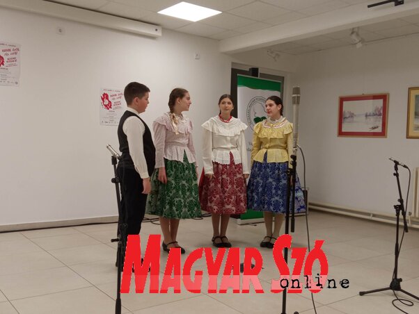 A törökbecsei Vadóca énekcsoport is fellépett a népzenei vetélkedőn (Kancsár Izabella felvétele) A törökbecsei Vadóca énekcsoport is fellépett a népzenei vetélkedőn (Kancsár Izabella felvétele)