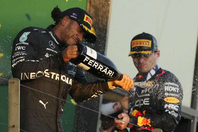 Évekkel ezelőtt ez még elképzelhetetlen volt: Lewis Hamilton örömmel locsolta meg pezsgővel a győztes Max Verstappent (Fotó: Beta/AP)
