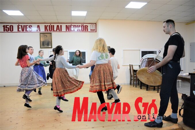 A Népkör MMK Százszorszép néptáncosai próba közben (Paraczky László felvétele) A Népkör MMK Százszorszép néptáncosai próba közben (Paraczky László felvétele)