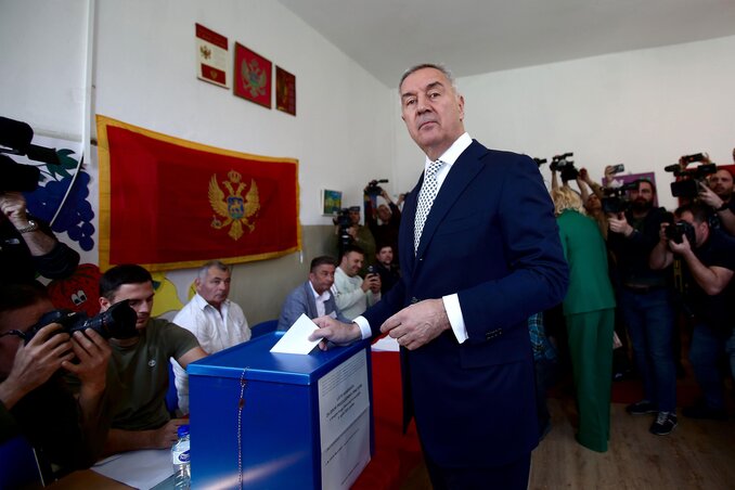 Milo Đukanović leadja szavazatát (Fotó: Beta/AP)