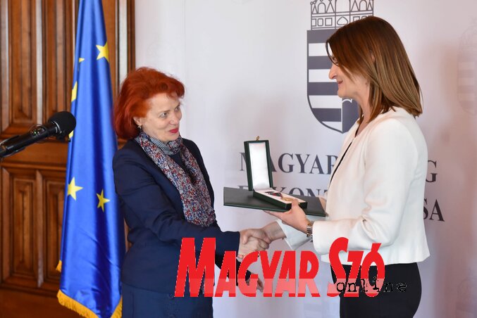 Marta Varju preuzima državno odlikovanje Zlatni krst za zasluge Mađarske građanskog reda (Fotograf: Edvard Molnar)